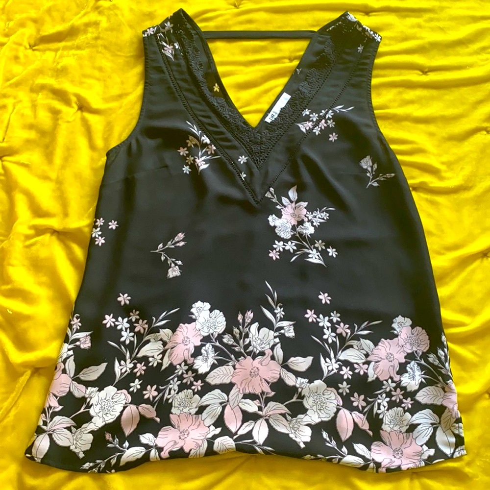 DR/2 Black and Pink Floral Blouse with Lace. Size S 🌸🌚